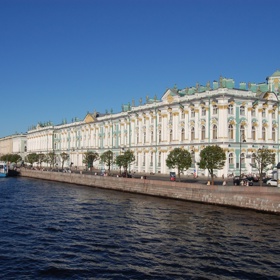 Nádherná stavba na nádherném místě – co víc si mohli panovníci Ruska přát? 