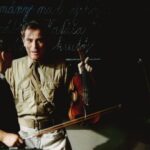 Obecná škola: Učitelka Maxová se jednoho dne ze svých žáků zblázní. Na její místo nastupuje Igor Hnízdo, který ihned zavede disciplínu. 