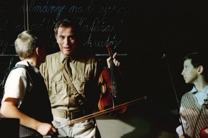 Obecná škola: Učitelka Maxová se jednoho dne ze svých žáků zblázní. Na její místo nastupuje Igor Hnízdo, který ihned zavede disciplínu. 