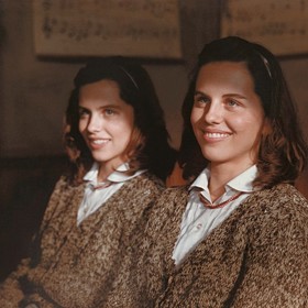 Film Obecná škola se natáčel bez zvuku. Herci se pak museli ve studiu nadabovat. 