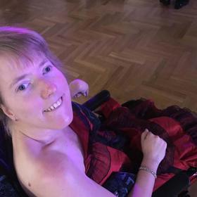 Petře je 32 let a od narození má dětskou mozkovou obrnu, takzvanou spastickou kvadruparézu, kdy jsou postiženy všechny končetiny. K tomu trpí epilepsií a silnou skoliózou páteře.