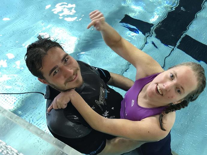 Petře není cizí ani sport, i když potřebuje u každého pohybu asistenci.