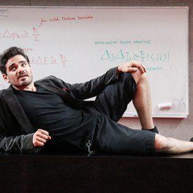 Einstein - Případy nesnesitelného génia: Profesor Filip se jednou ocitá za mřížemi. Policie mu dá na vybranou. Odsedí si to, nebo začne pomáhat s vyšetřováním. Jeho vysoké IQ totiž zvládne ledacos.