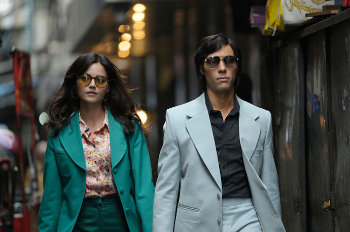 S ohledem na pozůstalé Sobhrajových obětí se filmaři se skutečným vrahem nikdy nespojili...