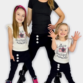 Černé basic slim baggy tepláčky *MiniMe*, od 399 Kč.