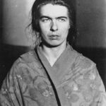 ...ve všem jí sekundovala sestra Christine.