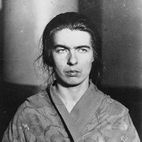 ...ve všem jí sekundovala sestra Christine.