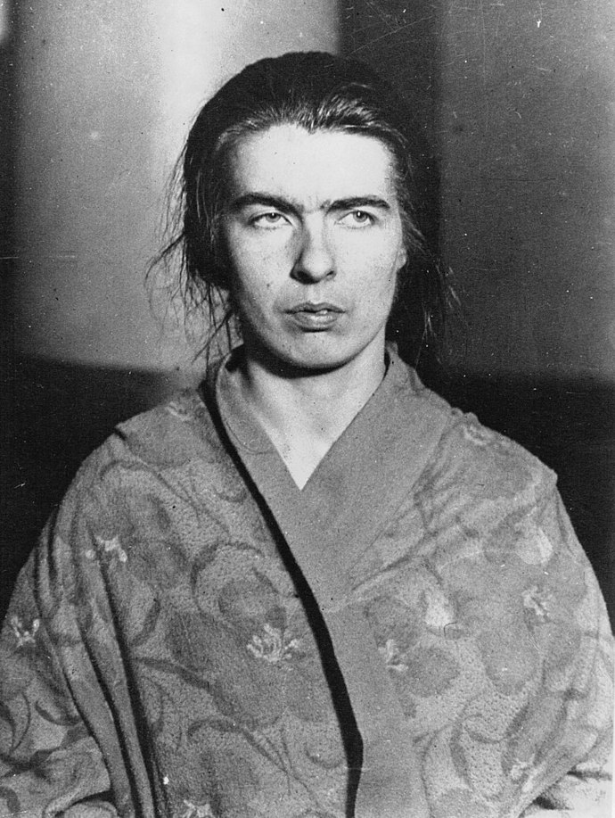 ...ve všem jí sekundovala sestra Christine.