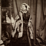 Zatímco za života preferovala tmavou barvu, na pohřbu měla převládat bílá.