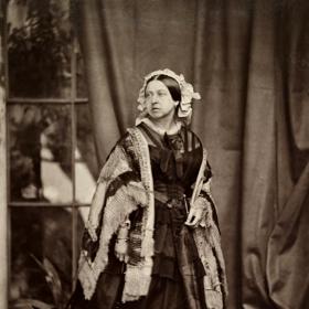 Zatímco za života preferovala tmavou barvu, na pohřbu měla převládat bílá. 