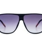 Sluneční brýle vyrobené z rybářských sítí pomáhají chránit přírodu. Trendy budou letos i tyto retro obroučky značky Tommy Jeans.