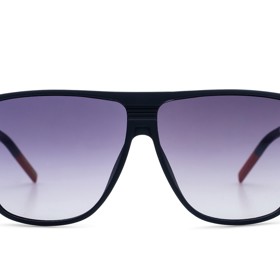 Sluneční brýle vyrobené z rybářských sítí pomáhají chránit přírodu. Trendy budou letos i tyto retro obroučky značky Tommy Jeans.