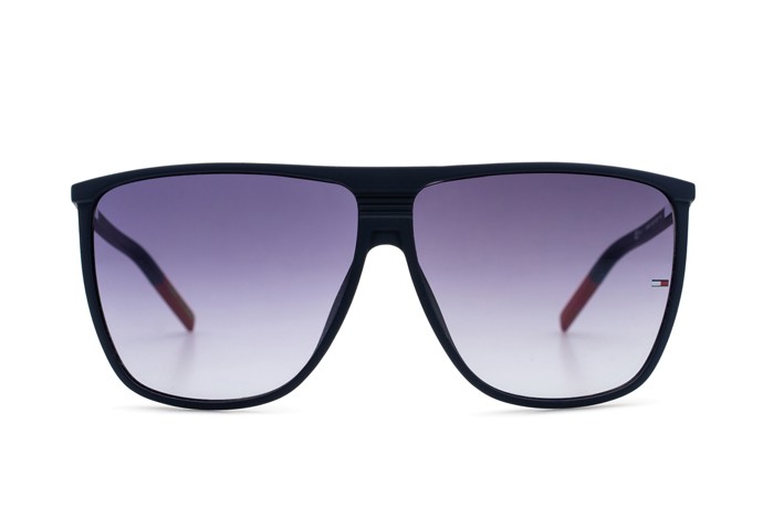 Sluneční brýle vyrobené z rybářských sítí pomáhají chránit přírodu. Trendy budou letos i tyto retro obroučky značky Tommy Jeans.