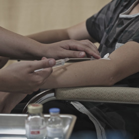 Kvůli velké poptávce se však krev pro deriváty začala dovážet ze zahraničí a někdy se odebírala doslova na ulici.