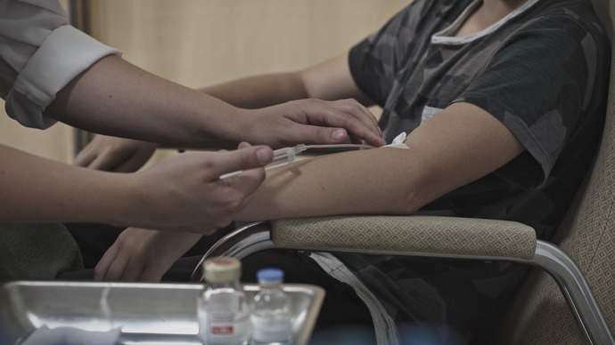 Kvůli velké poptávce se však krev pro deriváty začala dovážet ze zahraničí a někdy se odebírala doslova na ulici.