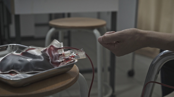 Nejvíce se do Francie vozila z USA, kde se tehdy rozmohl vysoce nakažlivý AIDS. Nikdo ale moc nezkoumal, jak je ve skutečnosti rozšířený a jestli jej nemají i dárci krve.