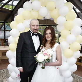 Zpěvák Bohuš Matuš (47) a jeho Lucie Palkaninová (18) do toho praštili 12. května 2021. Své "ano" si řekli na krásném místě zvaném Krtkův svět v Praze. 