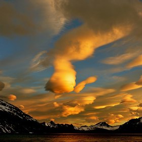 Mraky čočkovitého tvaru můžeme spatřit třeba v Krušných horách.