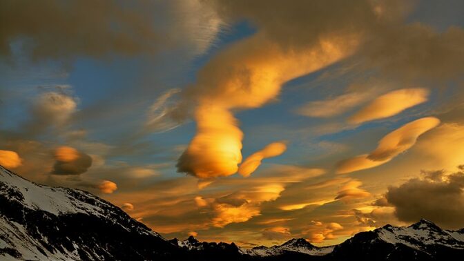 Mraky čočkovitého tvaru můžeme spatřit třeba v Krušných horách.