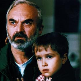 Andrejovi Chalimonovi se během natáčení Kolji začal viklat přední zub. Zubař mu kvůli kontinuitě příběhu uvolněný zub přilepil zezadu k těm ostatním.