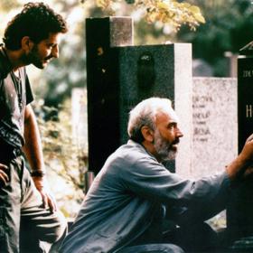 Kolja: Stárnoucí hudebník František Louka (Zdeněk Svěrák) přijde o práci, a tak si přivydělává různými způsoby.