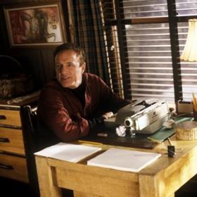 Misery nechce zemřít: Paul Sheldon je autorem románů o dívce jménem Misery. Jednoho dne nechá hrdinku svých knih zemřít a začne pracovat na novém materiálu. To se ale nelíbí Annie Wilkes, spisovatelově fanynce číslo jedna.