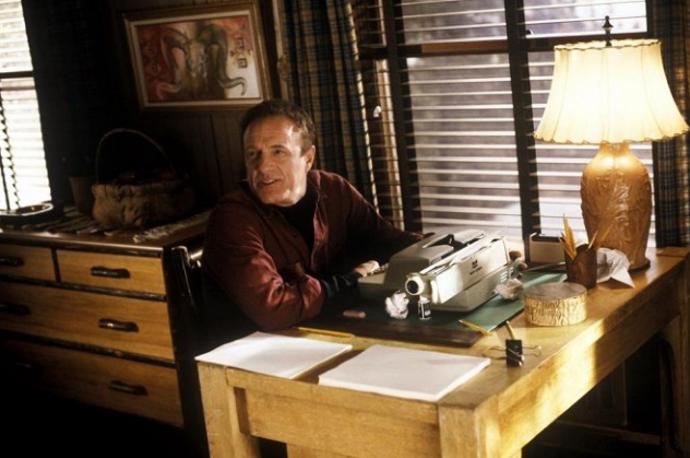 Misery nechce zemřít: Paul Sheldon je autorem románů o dívce jménem Misery. Jednoho dne nechá hrdinku svých knih zemřít a začne pracovat na novém materiálu. To se ale nelíbí Annie Wilkes, spisovatelově fanynce číslo jedna.