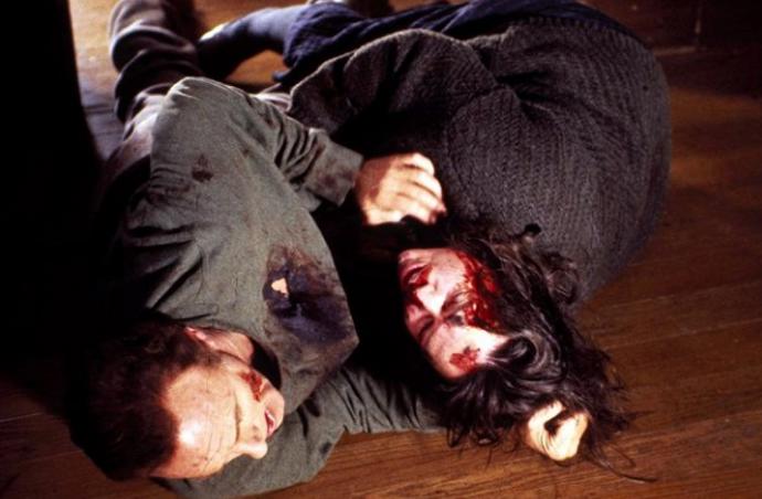 Oba herci, tedy Kathy Bates i James Caan, vše natočili sami. Pomoc kaskadérů nevyužili.