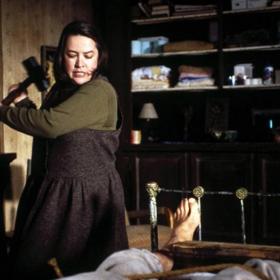 Původně měla Annie Wilkes spisovateli nohy amputovat, nakonec mu je „jen" zlámala.
