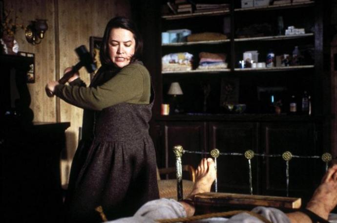 Původně měla Annie Wilkes spisovateli nohy amputovat, nakonec mu je „jen" zlámala.
