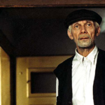 Na samotě u lesa: Manželé Lavičkovi touží po chalupě dědy Komárka. Ten ji ale nehodlá opustit. Vše vyřeší až jejich děti, které ho začnou považovat za vlastního dědečka.