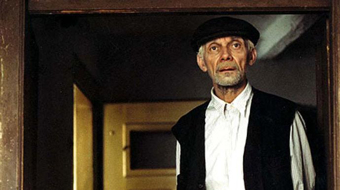 Na samotě u lesa: Manželé Lavičkovi touží po chalupě dědy Komárka. Ten ji ale nehodlá opustit. Vše vyřeší až jejich děti, které ho začnou považovat za vlastního dědečka.