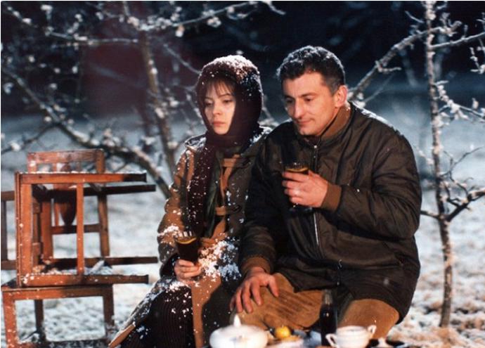 Báječná léta pod psa: Vpád sovětských vojsk změní život mnoha lidí. Stejně jako rodině dospívajícího Kvída, která se přestěhuje na vesnici. Na snímku jsou Libuše Šafránková a Ondřej Vetchý v rolích Kvídových rodičů.