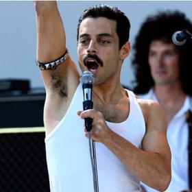 Před koncertem na festivalu Live Aid dostal Freddie Mercury od lékaře zprávu, že by neměl vystoupit, bojoval totiž s krvácivostí hlasivek. On jej ale neposlechl a podal jeden z nejlepších výkonů. Ve filmu Bohemian Rhapsody se právě na Live Aid odehrává velkolepé finále.