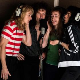 Ve filmu Bohemian Rhapsody je naznačeno, že se členové kapely Queen mezi sebou hádali, což byla pravda. Někdy létaly vzduchem i bubny. 