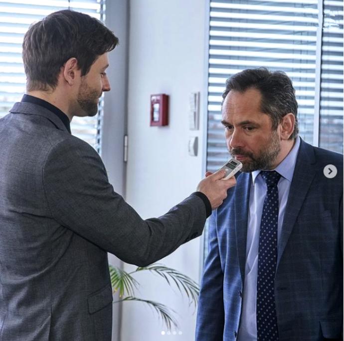 Vítek zažívá v práci šikanu, ale jeho šéf je natolik rafinovaný, že to přestává vidět i Vítkova kolegyně Dita...