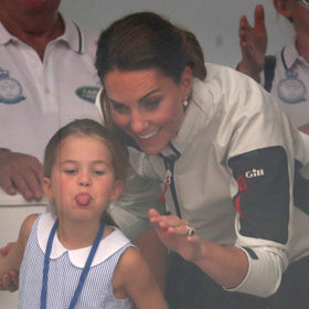 Ač se princátka v drtivé většině případů chovají na veřejnosti na jedničku, pořád jsou to jen děti. Zvlášť princezna Charlotte je pěkné číslo. Takto pozdravila své fanoušky na charitativní regatě roku 2019. Kate ji místo pohlavku odměnila záchvatem smíchu.