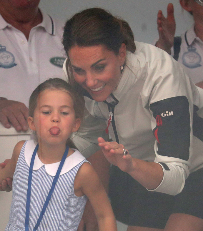 Ač se princátka v drtivé většině případů chovají na veřejnosti na jedničku, pořád jsou to jen děti. Zvlášť princezna Charlotte je pěkné číslo. Takto pozdravila své fanoušky na charitativní regatě roku 2019. Kate ji místo pohlavku odměnila záchvatem smíchu.