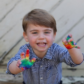 Kate ví, jak je pro děti důležité rozvíjet kreativitu. A tak je ochotná přehlédnout i nepořádek, který občas vytvoří. Ať už při pečení pizzy nebo při výtvarných počinech, jako například na tomto snímku princ Louis.