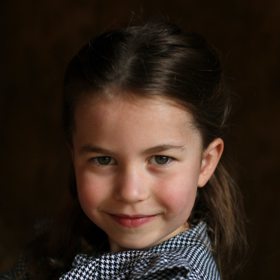 Jak nicméně její výraz na této fotografii napovídá, má i svou rebelskou stránku a občas pořádně ostrý jazýček.