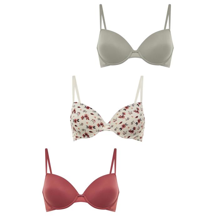 3 podprsenky pod tričko různých barev ve velikostech A–D, 260 Kč