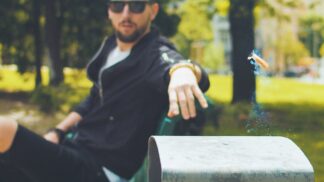 Kam s nedopalkem? Na zem! To není normální...