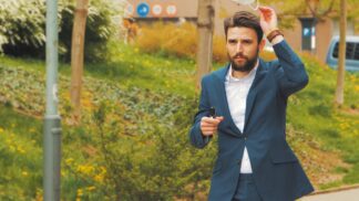 Roušky a respirátory patří do koše, ne na zem. Na odpadky ve veřejném prostoru upozorňuje nová kampaň