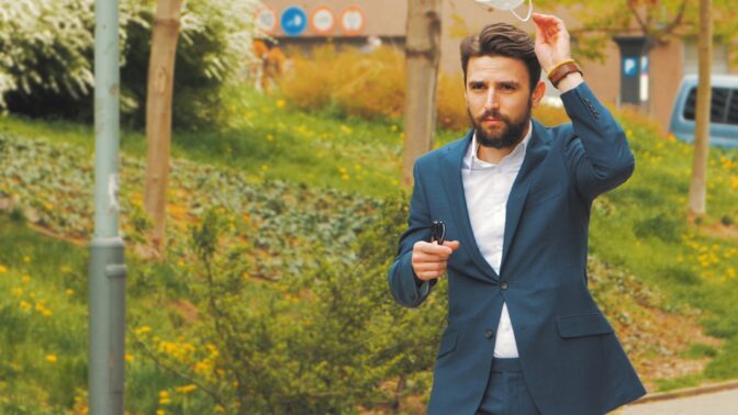 Roušky a respirátory patří do koše, ne na zem. Na odpadky ve veřejném prostoru upozorňuje nová kampaň