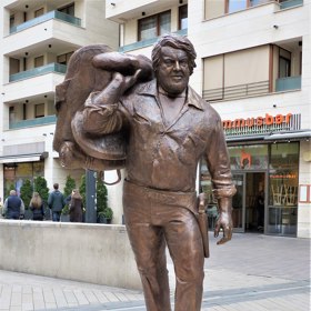 Carlo Pedersoli alias Bud Spencer má v Budapešti sochu připomínající jeho nejslavnější westernové role.