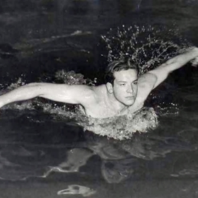 ...a plavání. Startoval na několika olympiádách a jako první Ital v historii uplaval sto metrů volným způsobem pod minutu.