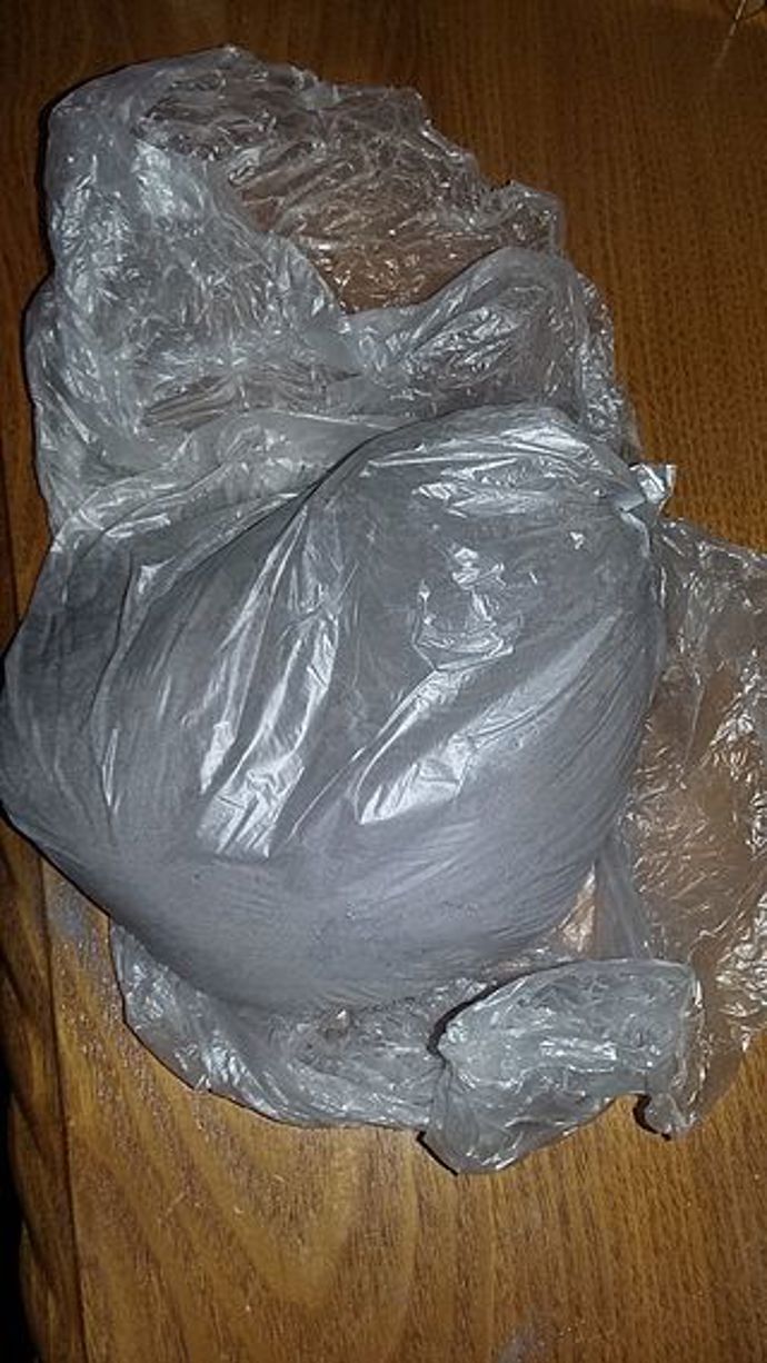 A zde je lidský popel. Jeho hmotnost se prý rovná tomu, kolik dotyčný vážil při narození.