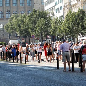 Dosahovaly až soše svatého Václava. Stála tlačenice zato? Vybrali jsme z aktuální nabídky deset kousků do tří stovek, posoudit můžete sami.
