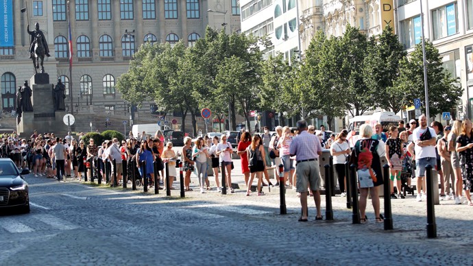Dosahovaly až soše svatého Václava. Stála tlačenice zato? Vybrali jsme z aktuální nabídky deset kousků do tří stovek, posoudit můžete sami.