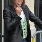 Dnes však připomíná postavu ze strašidelného filmu. 